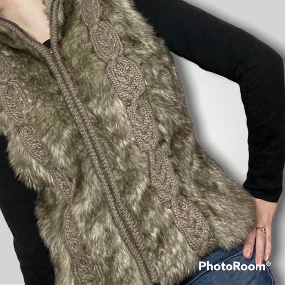 Kenar Faux Fur & Cable Knit Zip Front Vest - Picture 14 of 14